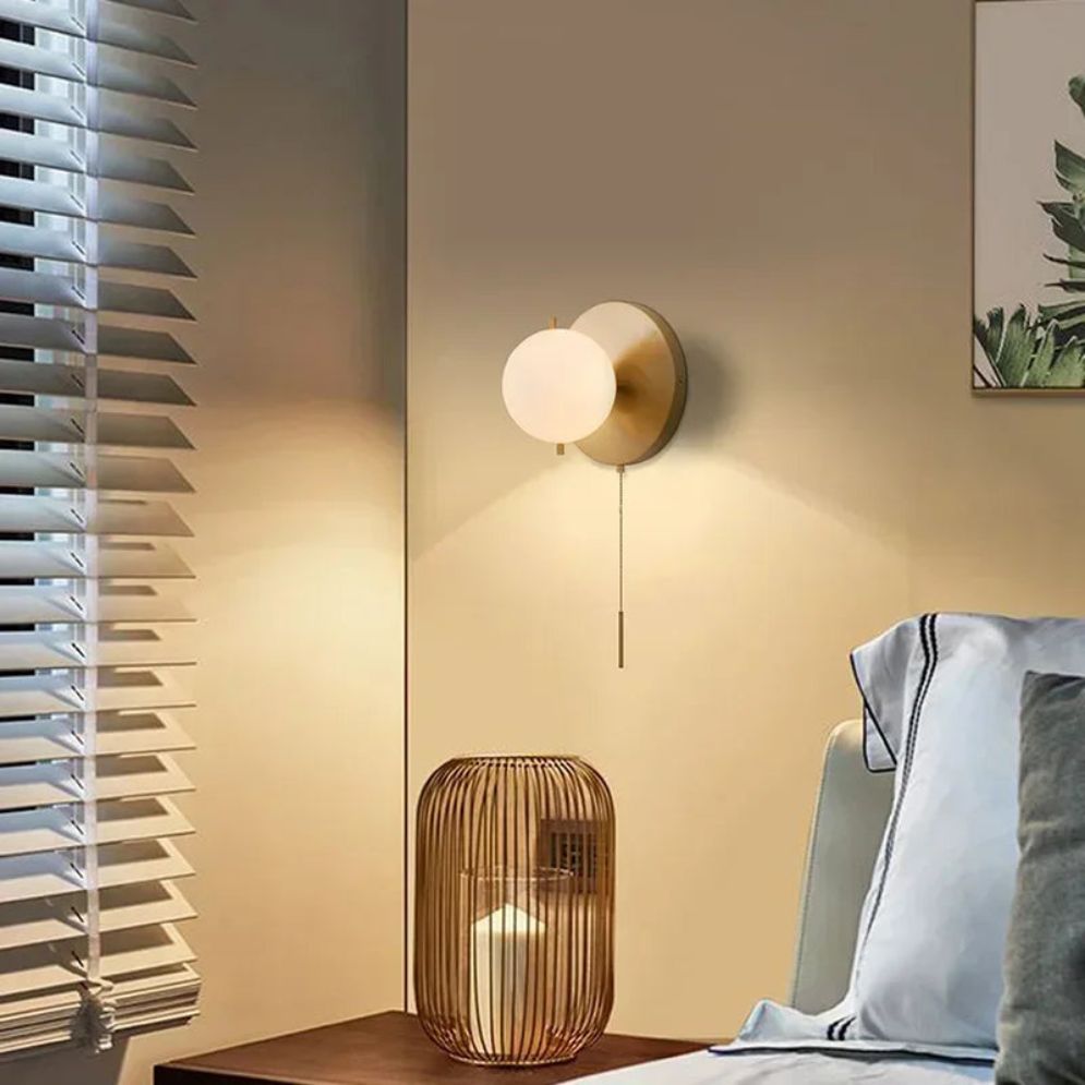 Applique Murale Design Led Dorée avec Boule en Verre Wall