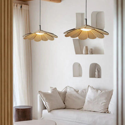 Suspension Design en Bois Fleur avec Pétales Chiba