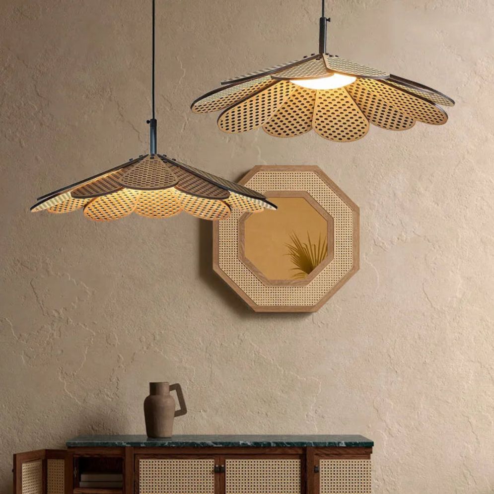 Suspension Design en Bois Fleur avec Pétales Chiba