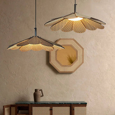 Suspension Design en Bois Fleur avec Pétales Chiba