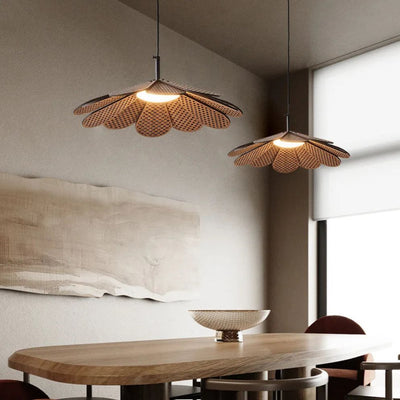 Suspension Design en Bois Fleur avec Pétales Chiba
