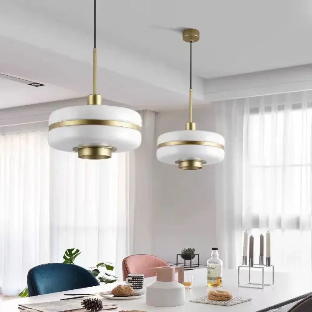 Suspension Minimaliste en Laiton avec Orbe de Verre Laiteux - Lumiine