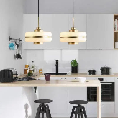 Suspension Minimaliste en Laiton avec Orbe de Verre Laiteux - Lumiine