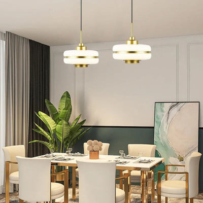 Suspension Minimaliste en Laiton avec Orbe de Verre Laiteux - Lumiine